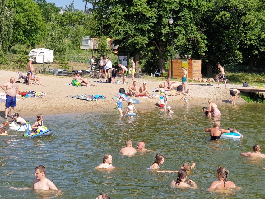 Tak było w upalną sobotę na plaży nad jeziorem w Lubieniu Kujawskim [zdjęcia - 19 czerwca 2021]
