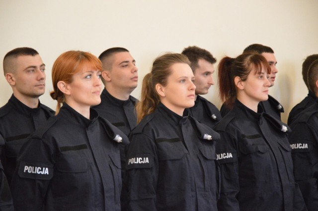 Młodzi adepci najbliższe sześć miesięcy spędzą w Szkole Policji w Katowicach. Tam będą zdobywać wiedzę teoretyczną i praktyczną m.in. z zakresu przepisów prawa czy taktyk i technik interwencji. Będą także doskonalić swoje umiejętności strzeleckie.