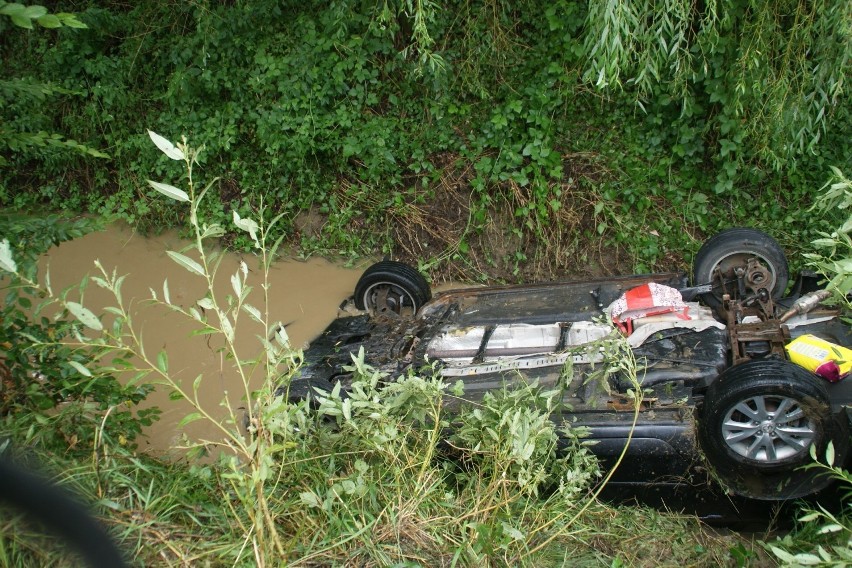 Królówka. Samochód dachował i wylądował w potoku, świadek uratował kierowcę przed utonięciem [ZDJĘCIA]