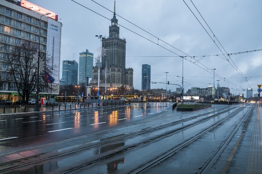 Puste ulice Warszawy w godzinach szczytu dotąd widywaliśmy...