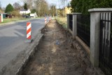 Przy głównej ulicy w Kotli budują chodnik. Niebawem ruszy remont samej ulicy Głogowskiej 