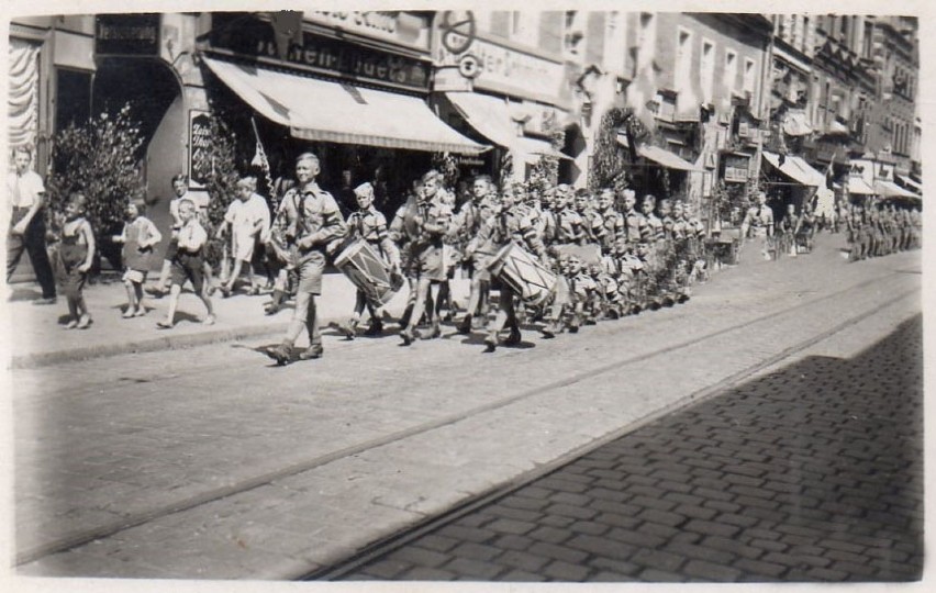 Żołnierze Wehrmachtu na ulicach Legnicy - tak wyglądało miasto 80 lat temu [ZDJĘCIA]
