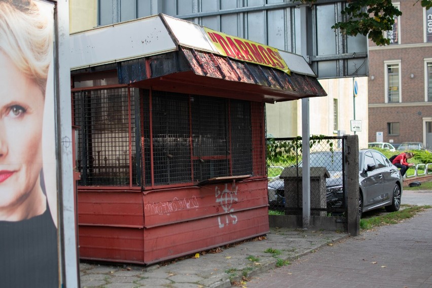 Nieczynny kiosk obok byłego ING przy ulicy Kaliskiej.