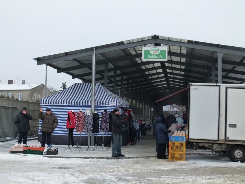 Zimowe zakupy na miejskim targowisku w Zduńskiej Woli