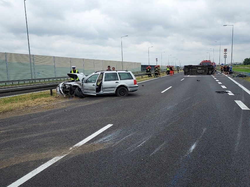 Poważny wypadek na autostradzie A4 pod Tarnowem. Kilka rannych osób po zderzeniu busa i osobówki. Śmigłowiec LPR w akcji [ZDJĘCIA]