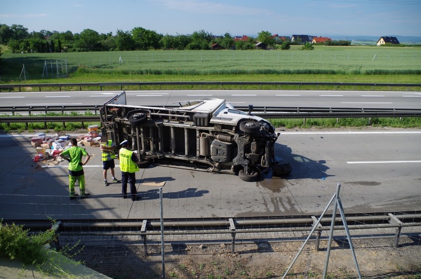 Wypadek na A4 pod Legnicą. Bus ze słodyczami zablokował drogę