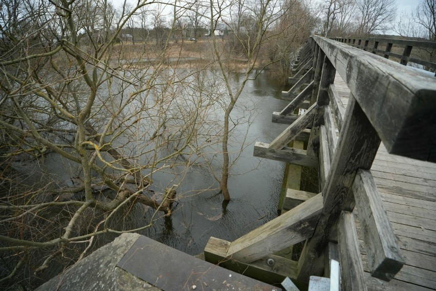 Drewniany most nad Drwęcą na granicy Kaszczorka i Złotorii...