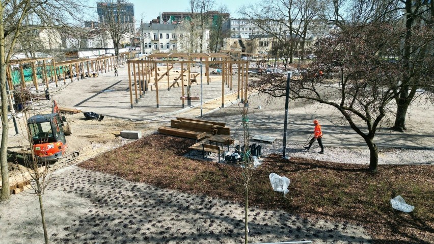 Wielkie drewniane elementy na skwerze imienia Ireny Sendlerowej w Kielcach. Nowy, piękny park już na ukończeniu 