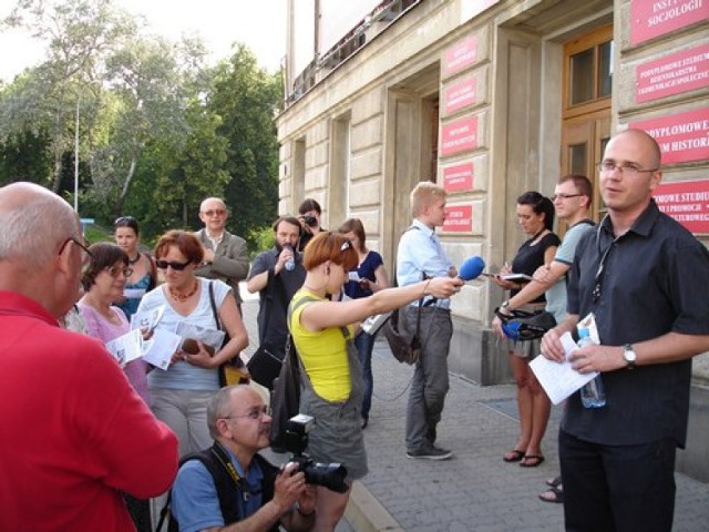 Radosław Poczykowski z Instytutu Socjologii Uniwersytetu w Białymstoku rozpoczyna spotkanie śladami PRL-u w białostockiej architekturze