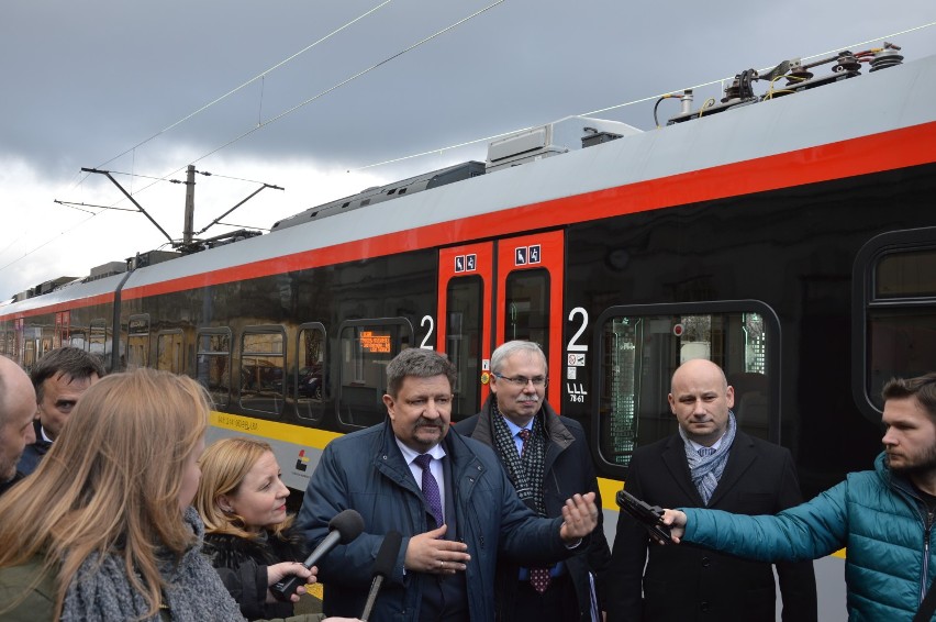 Pociągi ŁKA w Tomaszowie Maz. Pierwszym kursem przyjechał marszałek Grzegorz Schreiber [ZDJĘCIA, FILM]