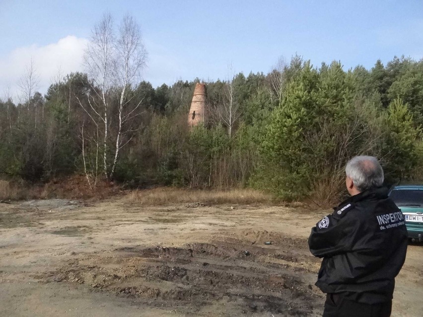 Martwe zwierzęta pod Działoszynem. Ktoś obdarł je ze skóry i wyrzucił [ZDJĘCIA]