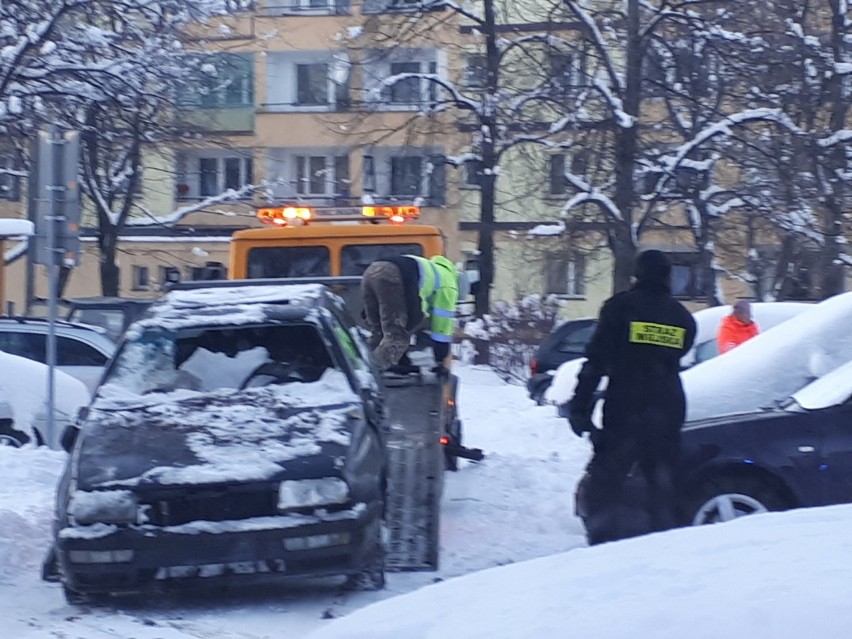 Zakopane. Straż miejska wzięła się za usuwanie wraków aut [ZDJĘCIA]