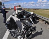 Wypadek na A1 w Kleszczewku. Samochód osobowy najechał na tył naczepy. Kierowca z urazem głowy trafił do szpitala [ZDJĘCIA]