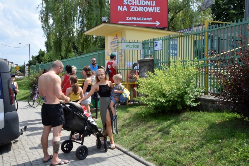 Basen Letni w Kielcach oblegany! W słoneczną niedzielę relaksuje się tutaj mnóstwo osób (ZDJĘCIA)