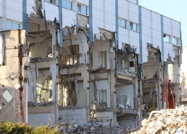 Trwa wyburzanie budynków po po byłej Radomskiej Wytwórni Telefonów. Zobaczcie zdjęcia na kolejnych slajdach.