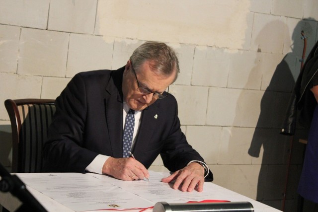 Wicepremier Piotr Gliński podpisał akt erekcyjny rozbudowy sali koncertowej Państwowej Szkoły Muzycznej I stopnia w Ostrowcu Świętokrzyskim.