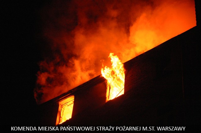 Ogień pojawił się w środę wieczorem, na poddaszu 5-piętrowej ...