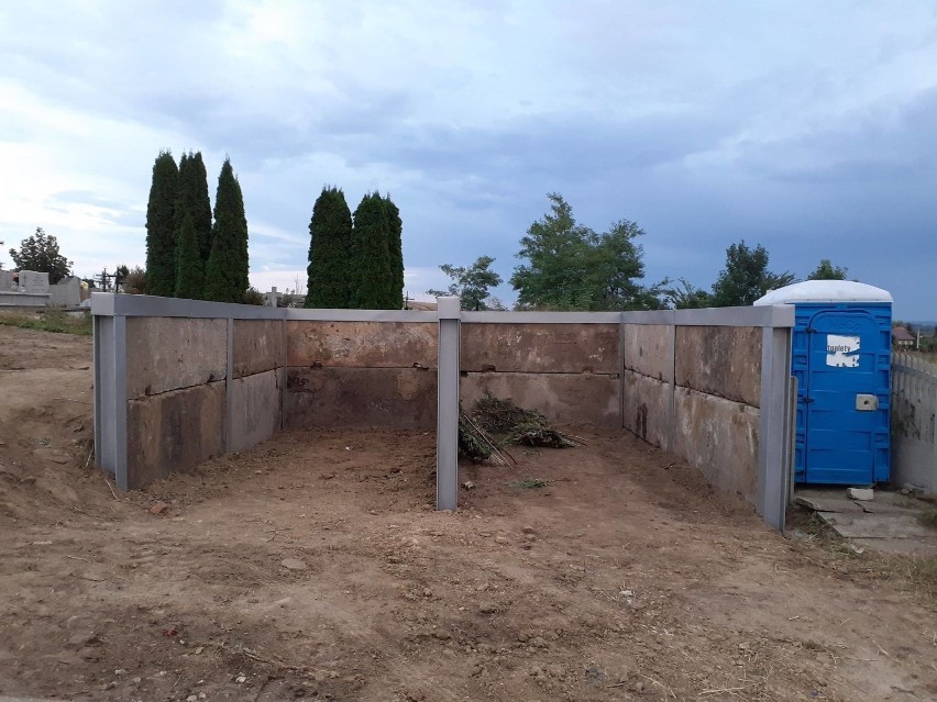 Parafia w Kazimierzy Małej troszczy się o środowisko. Odnowiony śmietnik przy cmentarzu, są pojemniki do segregacji odpadów [ZDJĘCIA]  