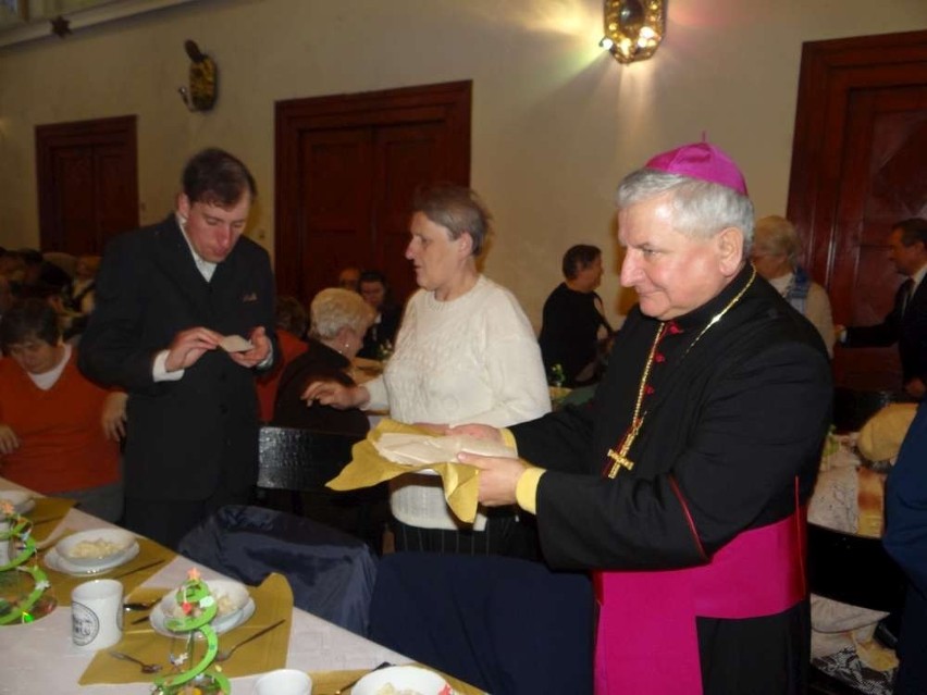 Samotni mieszkańcy Pleszewa podzielili się opłatkiem z biskupem