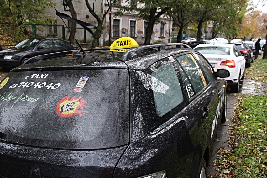 Pogrzeb lubelskiego taksówkarza. Koledzy - taksówkarze towarzyszyli zmarłemu w ostatniej drodze (ZDJĘCIA)                             