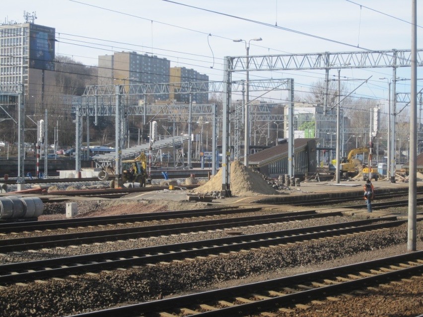PKP Gdynia Główna: Remont torowiska trwa. Przebudowa peronu nr 5 prawie zakończona
