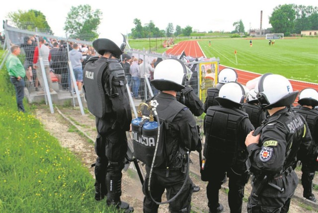 W czerwcu w Piotrkowie na stadionie Concordii gospodarze zmierzyli się z piłkarzami ŁKS. Mecz zabezpieczało kilkuset policjantów, a Dariusz Dzwonnik kibiców gości częstował kiełbaskami