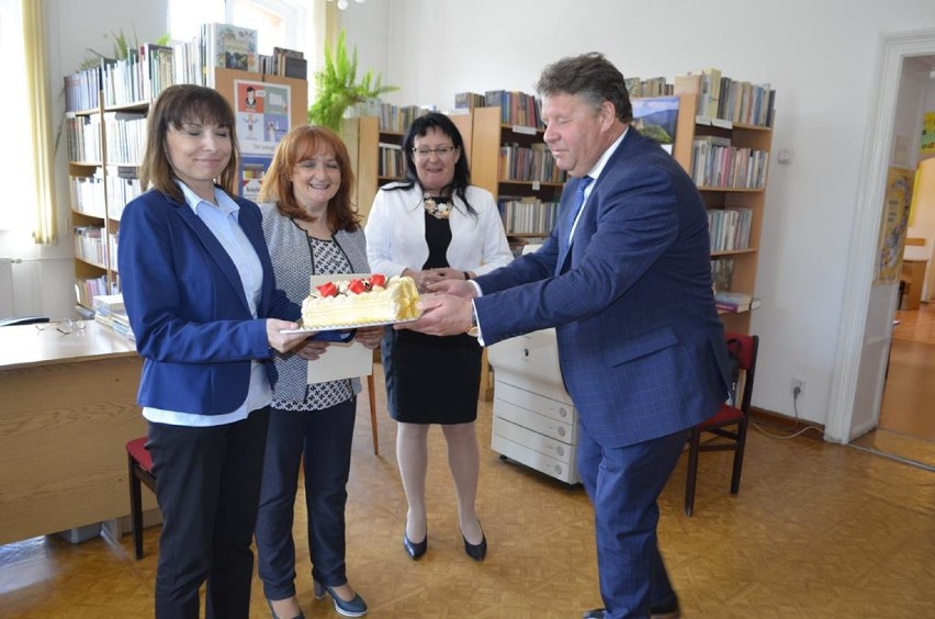 W Walimiu pamiętano o uczczeniu Dnia Bibliotekarza i...