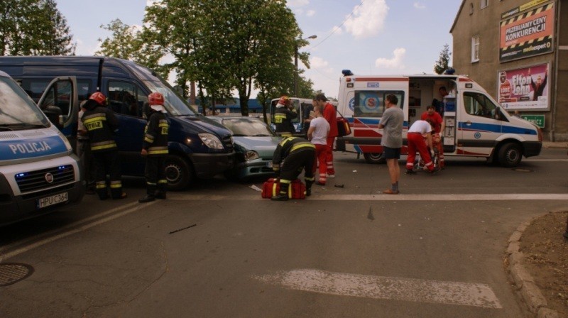 Wypadek na ulicy Piastowskiej w Krotoszynie - bus wiozący dzieci zderzył się z samochodem osobowym.