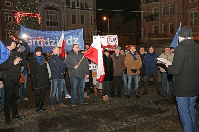 Te uchwalone w minionym tygodniu przez większość parlamentarną zmiany polegają m.in. na likwidacji gimnazjów. 
-&nbsp;Włączamy się do ogólnopolskiej pikiety „Prezydencie nie podpisuj!” organizowanej przez koalicję „Nie dla chaosu w edukacji” - mówi radny Platformy Obywatelskiej Paweł Napolski, inicjator pikiety w Grudziądzu.


"Liczę na jego podpis". A. Zalewska rozmawiała z prezydentem przez telefon o reformie edukacji.
źródło: TVN24

