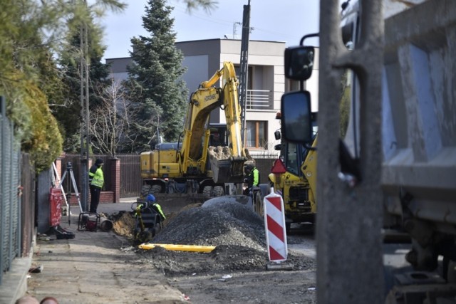 To jeden z ostatnich odcinków modernizowanej sieci kanalizacyjnej na ulicy Kośnej, na radomskich Glinicach.