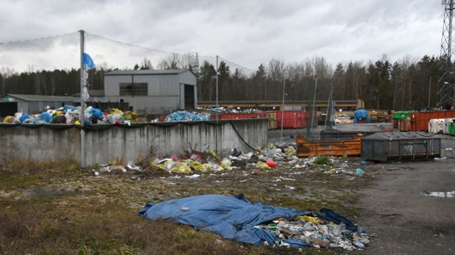 Przy ulicy Zagnańskiej w Kielcach jest składowisko śmieci, które jest uciążliwe  dla mieszkańcow okolicznych bloków i domów.