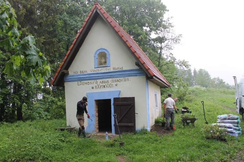 Kapliczki i pomniki w Czarnym Borze odzyskują blask [ZDJĘCIA]