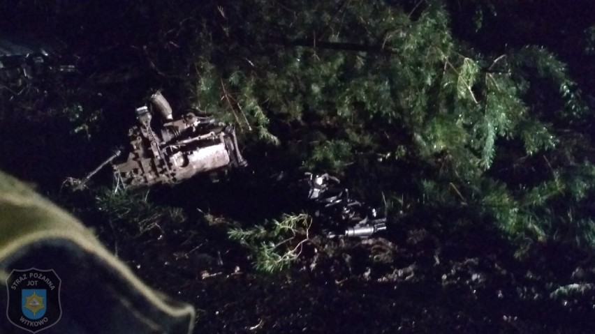 Wypadek w miejscowości Piaski. Pojazd zatrzymał się na drzewie po uderzeniu bocznym
