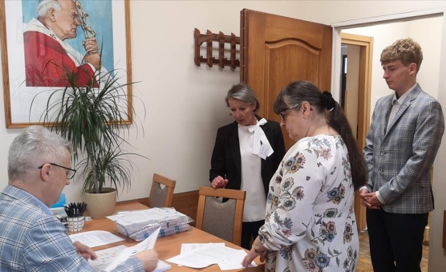 Zmagania z arkuszami egzaminacyjnymi w Samorządowej Szkole Podstawowej numer 3 imienia Jana Pawła II w Kazimierzy Wielkiej podjęło 59 uczniów.