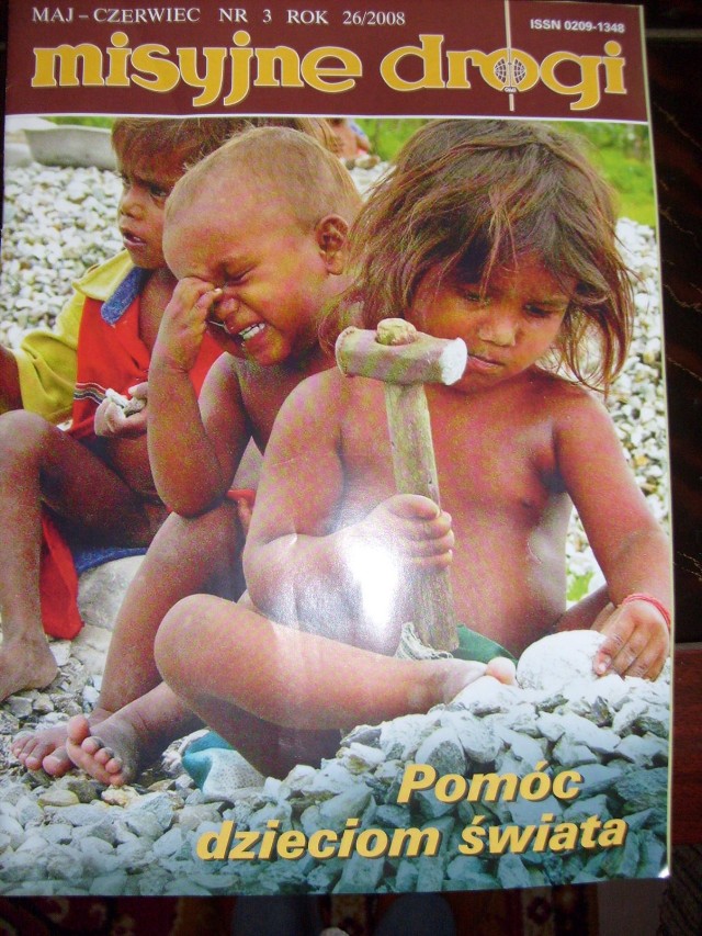 Na okładce &quot;Misyjnych Dróg&quot; trzyletnie indyjskie dziecko kruszy kamienie, pracując w ten sposób na utrzymanie rodziny.