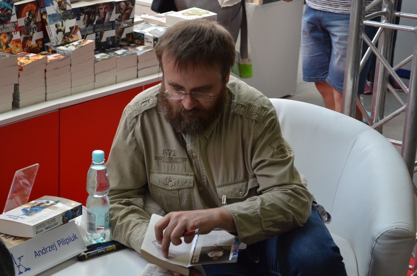 Andrzej Pilipiuk podpisywał książki na stoisku Firmy...