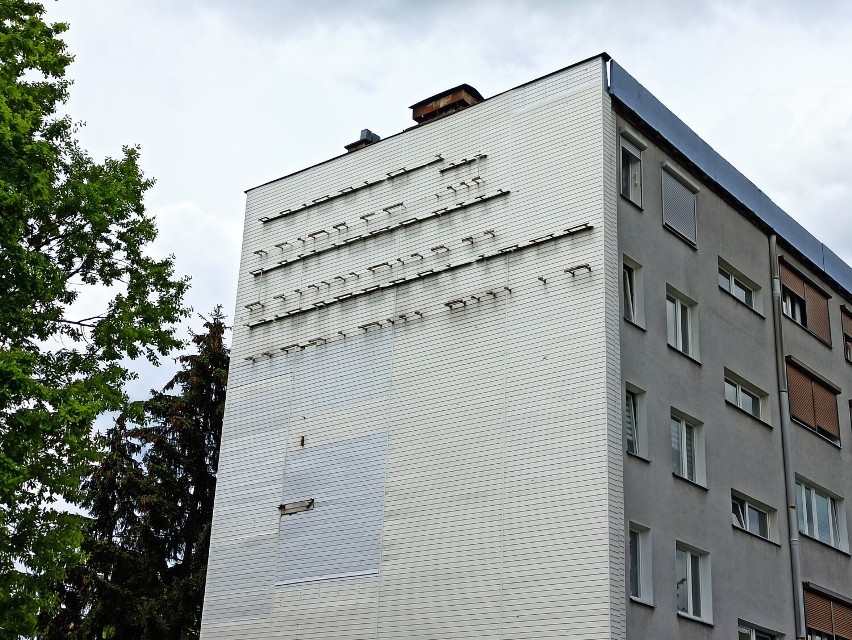 Rawicz. Słynny napis na jednym z bloków na osiedlu Westerplatte już tak nie wygląda. Zobacz, jak prezentuje się w nowej odsłonie [ZDJĘCIA]