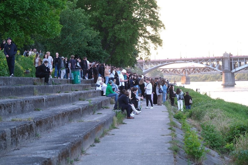 Koncert Maty przy schodkach nad Wisłą. Spontaniczne wydarzenie rapera przyciągnęło tłumy fanów