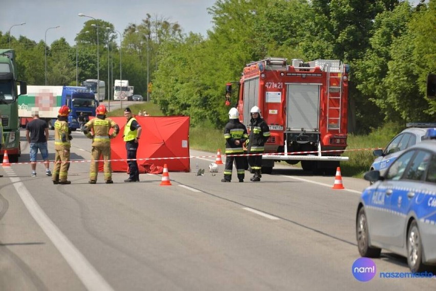 Śmiertelny wypadek na DK 10 w miejscowości Wola. Droga jest zablokowana