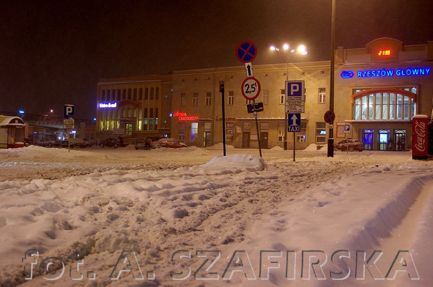 Śnieg pada na na dworzec PKP w Rzeszowie i miejskie...