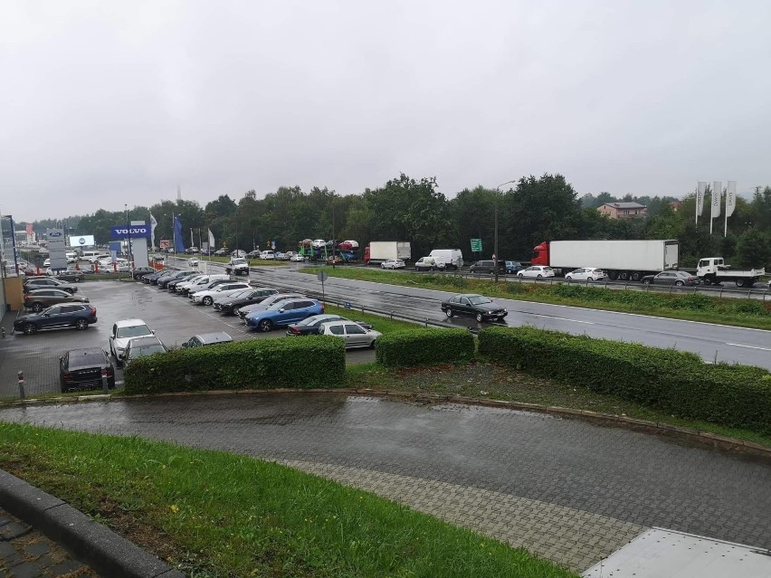 Wypadek na DK1 w Bielsku-Białej. Tir przebił barierki [ZDJĘCIA]