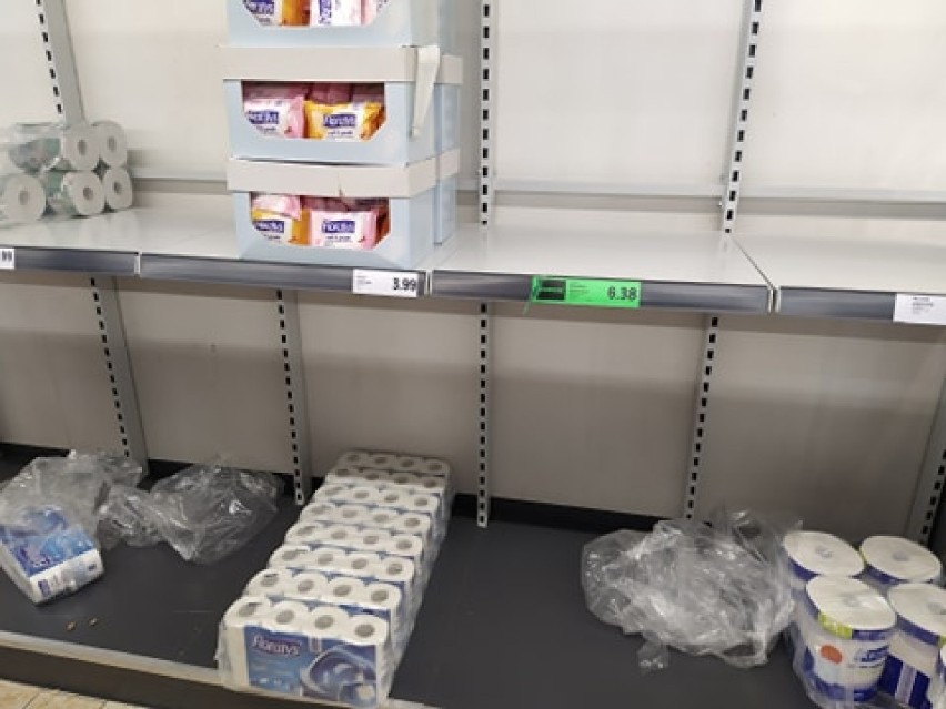 Gigantyczne kolejki przed sklepami z powodu pandemii koronawirusa         