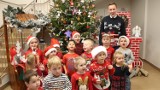 Burmistrz Roman Kużel na Boże Narodzenie rozmawiał z przedszkolakami. Czy święty Mikołaj kradnie prezenty? | ZDJĘCIA, WIDEO