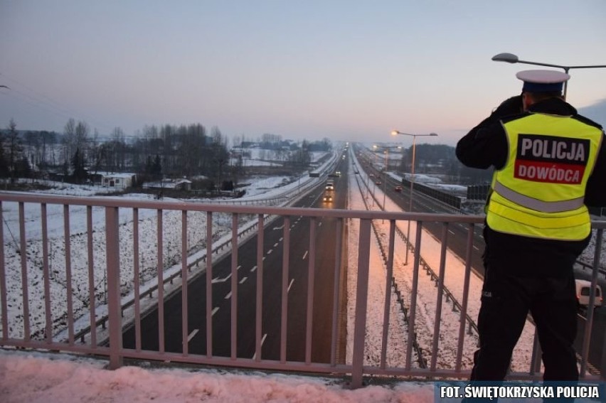 Jędrzejowscy policjanci wypatrywali z wiaduktu, kto ma lód na naczepie