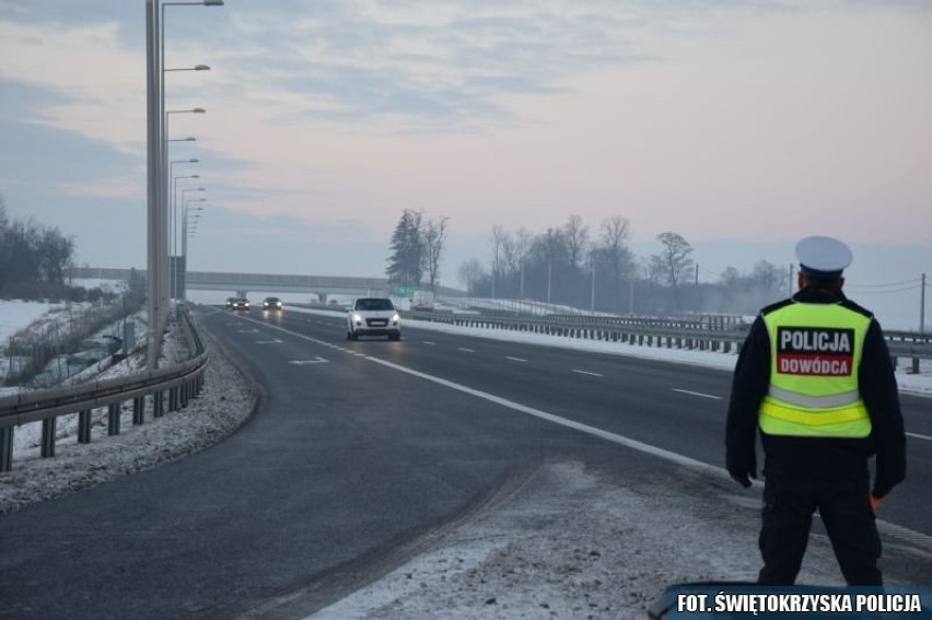 Jędrzejowscy policjanci wypatrywali z wiaduktu, kto ma lód na naczepie