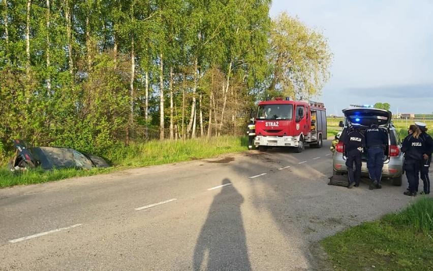 Dachowanie w Kiezmarku. Kierowca z prawie 3 promilami alkoholu. Rannych transportował śmigłowiec LPR i karetka |ZDJĘCIA