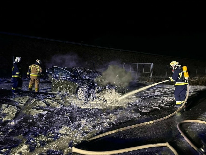 Z pożarem samochodu przy A4 walczyli strażacy z Zaczarnia,...