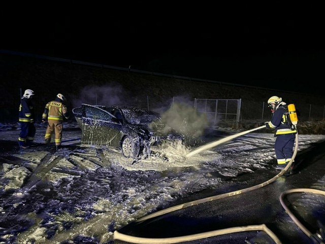 Z pożarem samochodu przy A4 walczyli strażacy z Zaczarnia, Starych Żukowic oraz z PSP w Tarnowie. Więcej zdjęć w galerii!