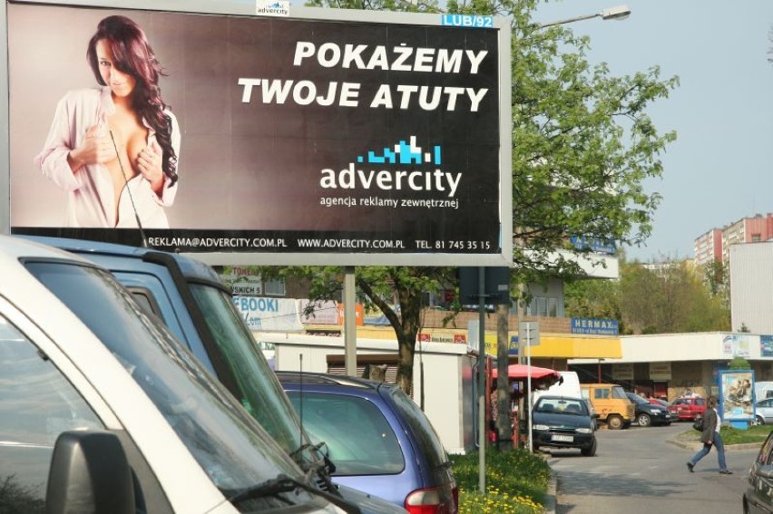 Piersi na billboardach w Lublinie: