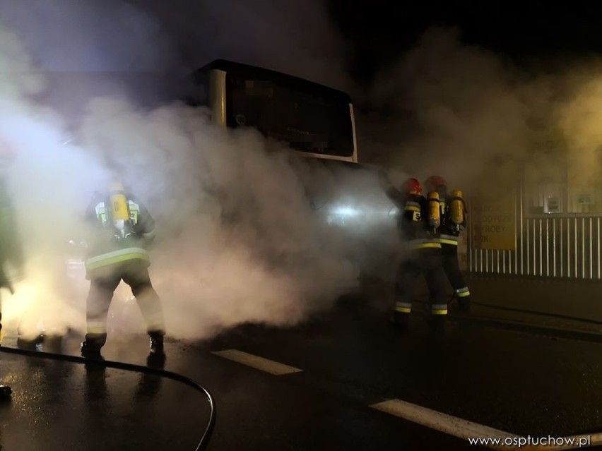 Autobus z ludźmi w środku stanął w płomieniach na trasie z Krakowa do Gorlic [ZDJĘCIA]
